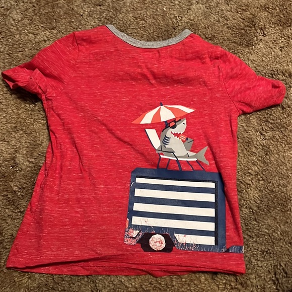 Red shark t-shirt - Picture 3 of 6